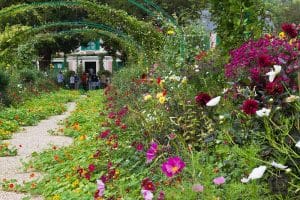 Un jardin fleuri en Normandie