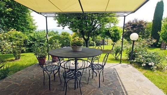 Terrasse ombragée grâce à un store