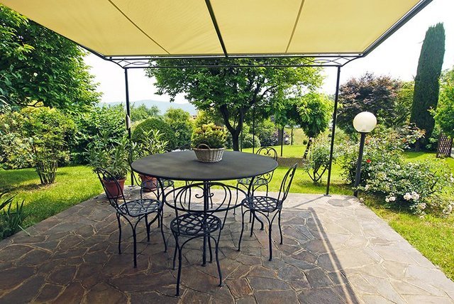 Terrasse ombragée grâce à un store