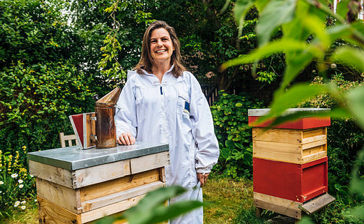 ruche-abeilles-jardin-sourire-tenue-combinaison-protection
