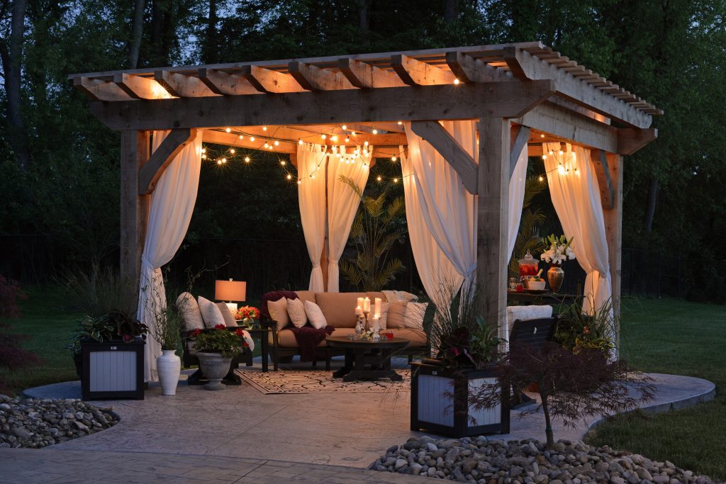 Pergola en bois avec toile en coton la nuit